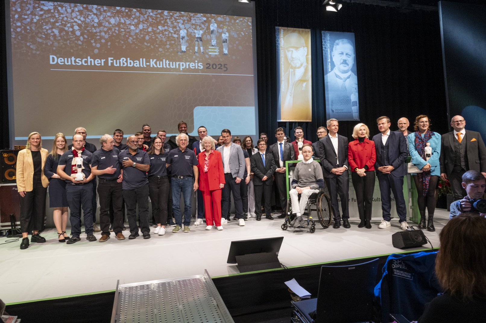 Alle an der Gala beteiligten Personen stehen gemeinsma uaf der Bühne für das große Abschlussfoto.