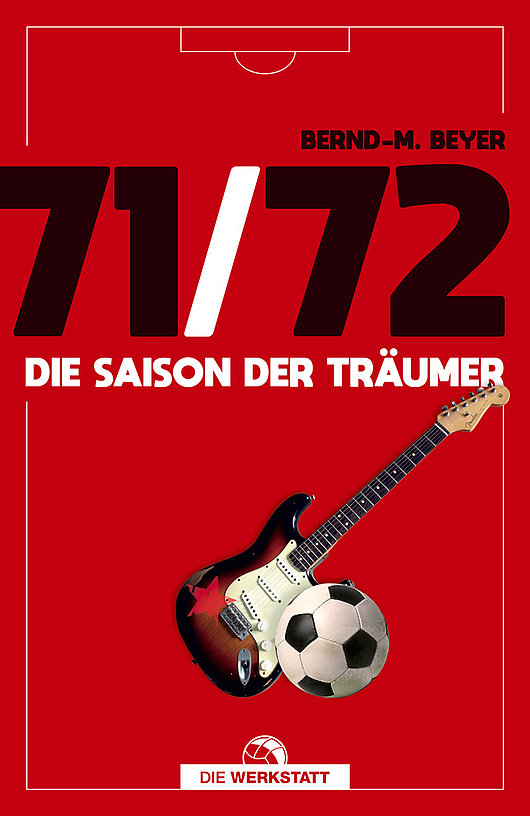 Coverbild von "71 / 72". Man sieht eine E-Gitarre und einen Fußball auf rotem Hintergrund. 