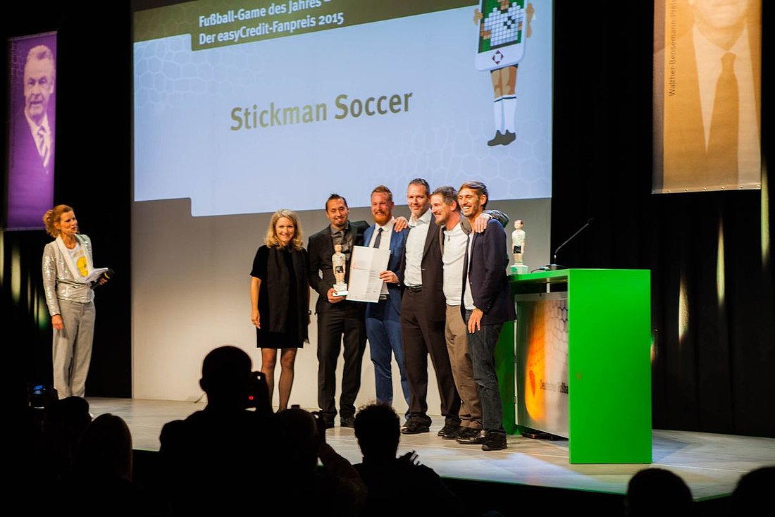 Mit dem easyCredit-Fanpreis für das Fußball-Game des Jahres ging die erste Auszeichnung des Abends an das Team von Djinnworks für Stickman Soccer. © Ralf Lang