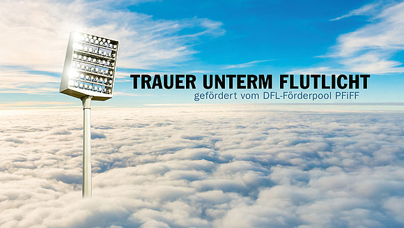 Das Bild zeigt am linken Rand einen Flutlichtmast, der durch die Wolkendecke in den Himmel ragt. Rechts daneben steht "Trauer unterm Flutlicht. Gefördert vom DFL-Förderpool PFiFF".