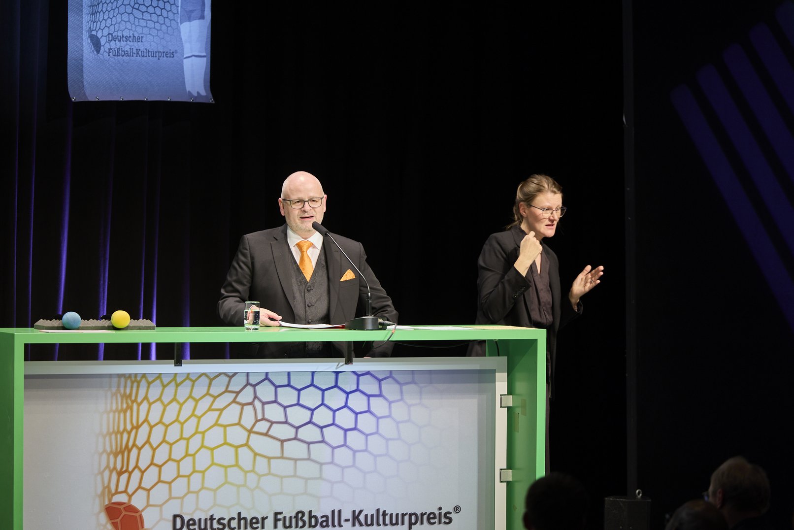 Danny Neidel hält die Laudatio auf das Fußballbuch des Jahres.