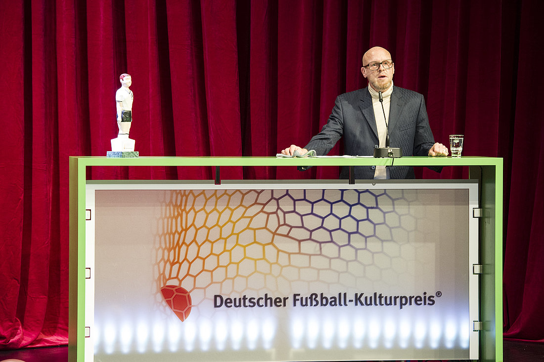 Ex-Profifußballer Yves Eigenrauch hält die Laudation für den Fanpreis.