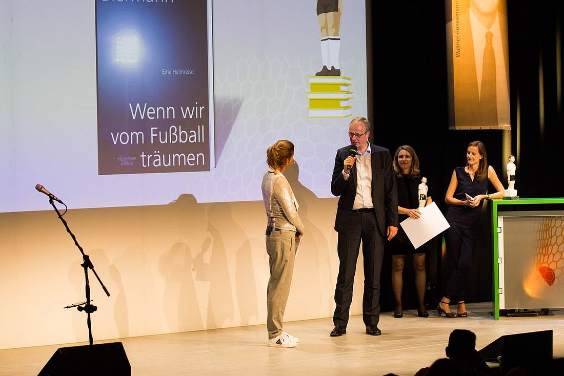 Bereits zum zweiten Mal konnte Christoph Biermann den Preis für das Fußball-Buch des Jahres entgegen nehmen. © Ralf Lang