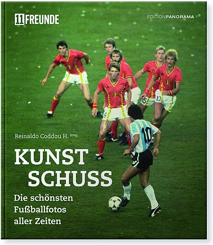 Zum Artikel: Kunstschuss. Die schönsten Fußballfotos aller Zeiten