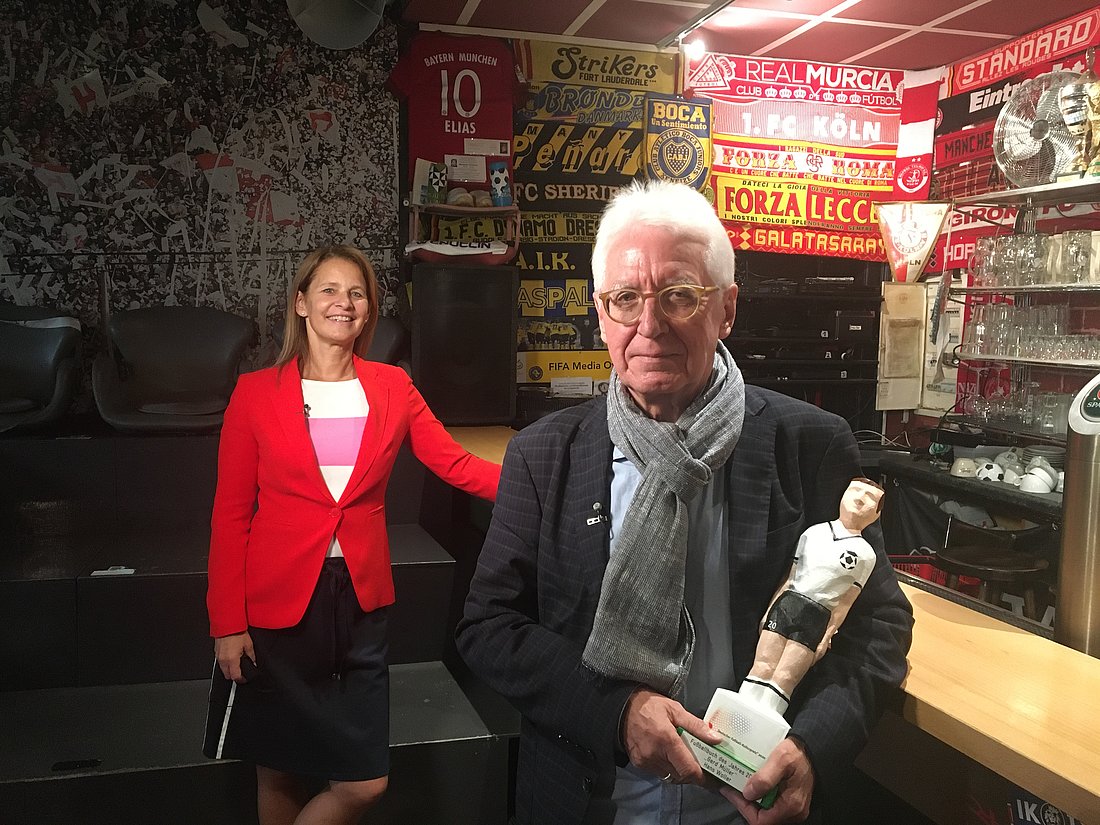 Hans Woller nimmt den Preis für das Fußballbuch des Jahres in der Kneipe "Stadion an der Schleißheimer Straße" in München entgegen.