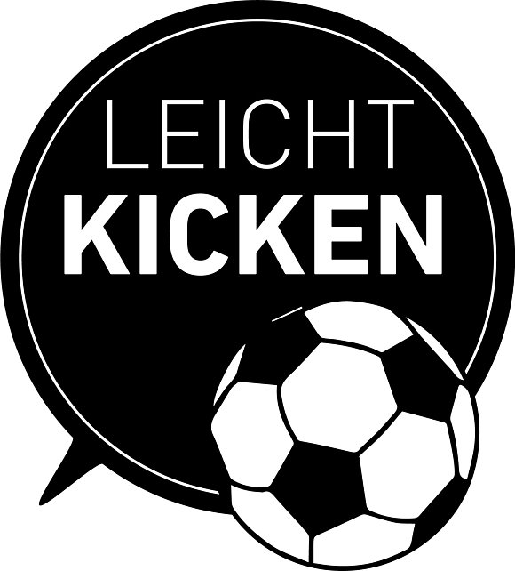 Das Logo von "Leicht Kicken" zeigt eine schwarze Sprechblase, in der mit weiß "Leicht kicken" steht. Darunter ist ein Fußball. 