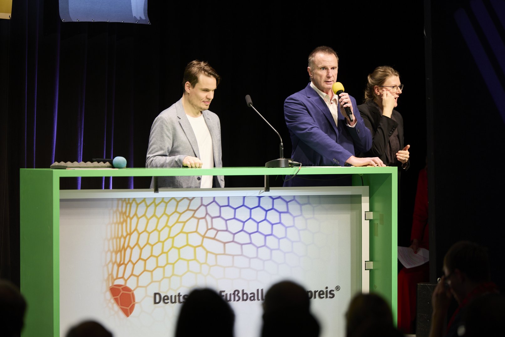 Jonas Karpa und Peter Vogt hielten die Laudatio auf das Projekt, das den Fanpreis 2025 gewann. Im Hintergrund die Dolmetscherin für Deutsche Gebärdensprache.