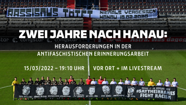 Das Bild zeigt den Veranstaltungsflyer. Man sieht zwei Fußballmannschaften vor dem Anpfiff, die gemeinsam ein Erinnerungsbanner der Initiative #SayTheirNames mit den Gesichtern der Mordopfer halten. 