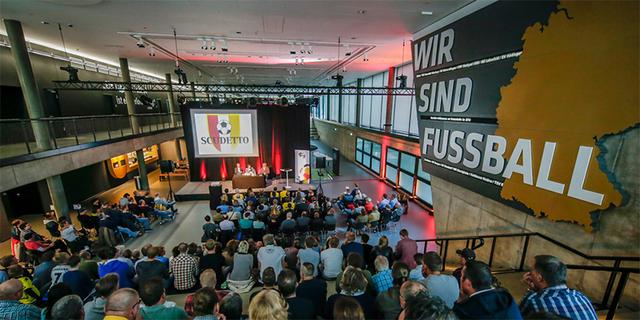 Zum Event "Dreierkette – Der Fußball-Saisonrückblick"