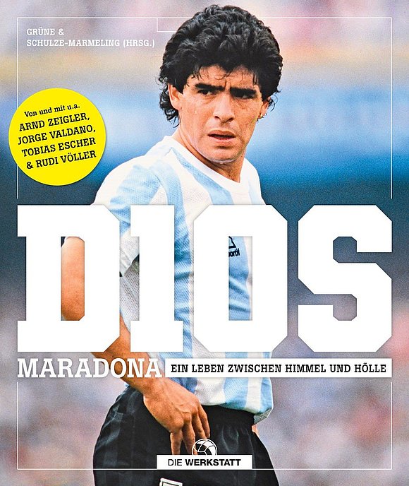 Man sieht das Buchcover, auf dem Diego Maradona in einem Argentinientricko abgebildet ist. 