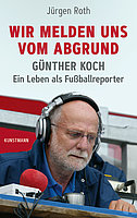 Buchcover von "Wir melden uns vom Abgrund". Man sieht Günther Koch mit Kopfhörern und Mikrofon auf einem Reporterplatz in einem Stadions sitzen. 