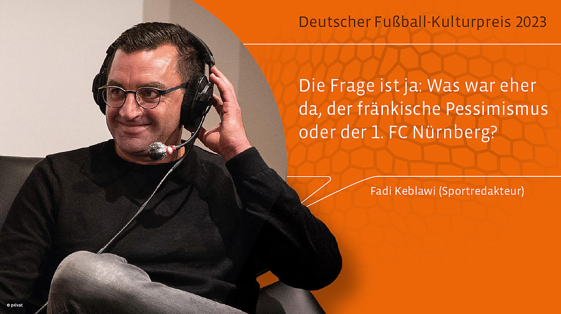 Text: Fadi Keblawi: Die Frage ist ja: Was war eher da, der fränkische Pessimismus oder der 1. FC Nürnberg? Bild: Fadi Keblawi schmunzelnd mit Headset