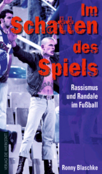 Buchcover Im Schatten des Spiels - Rassismus und Randale im Fußball von Ronny Blaschke