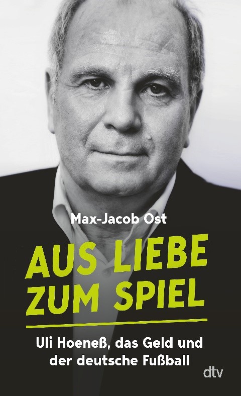 Auf dem Cover befindet sich ein Portätbild von Uli Hoeneß. In der Mitte steht der Autor "Max-Jacob Ost", darunter ist der Titel "Aus Liebe zum Spiel" und weiter unten befindet sich der Untertitel "Uli Hoeneß, das Geld und der deutsche Fußball". In der rechten, unteren Ecke steht dtv.